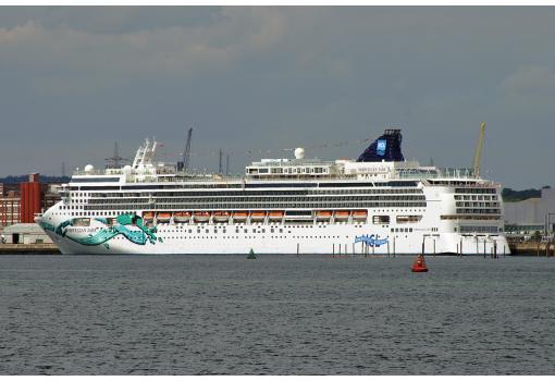 El Norwegian Jade en Southampton en 2008